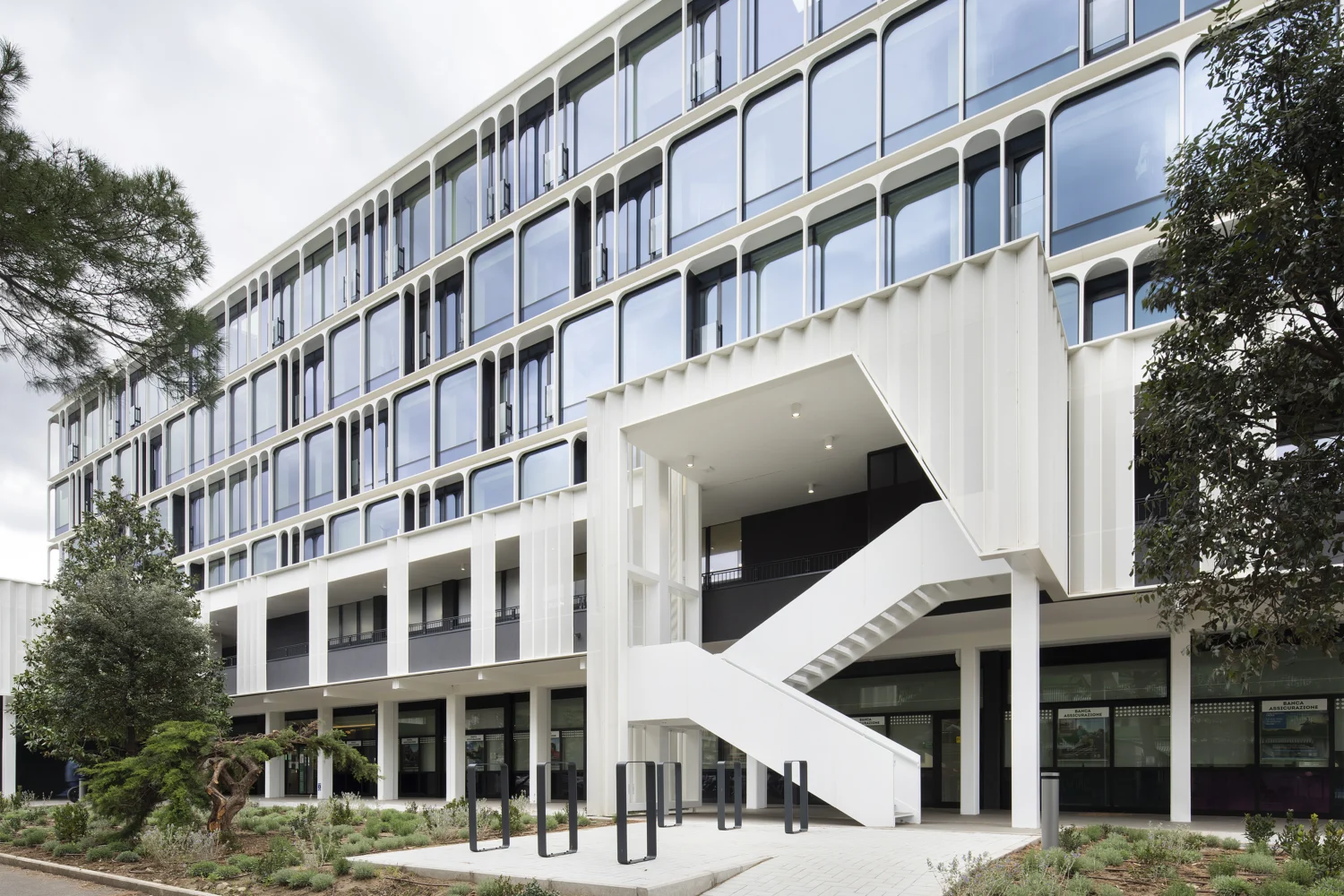 Ufficio Pantin 1 a Scandicci di Barreca e La Varra con ITIstudio, la scala esterna bianca