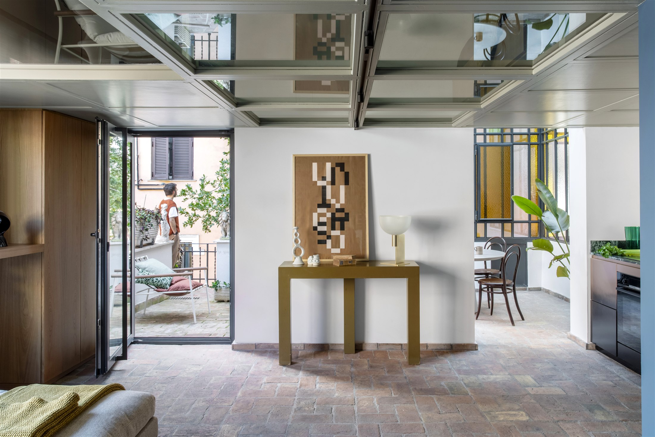 Interni luminosi di RA House a Trastevere firmati STUDIOTAMAT