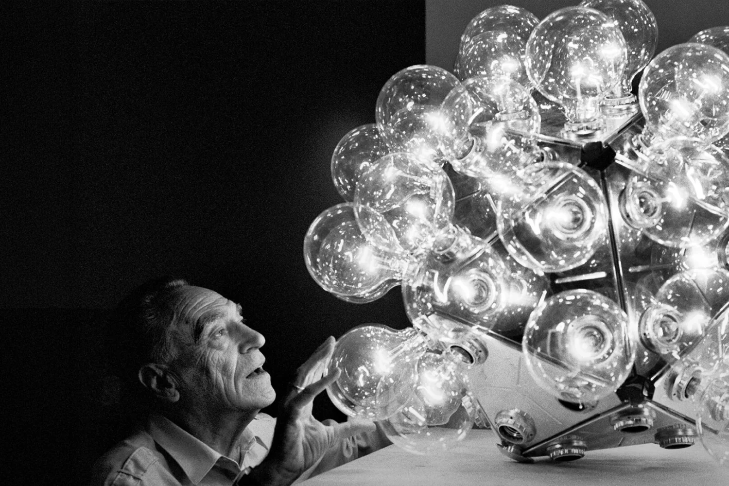 Archive image dedicated to the Castiglioni brothers with a lamp of light bubbles