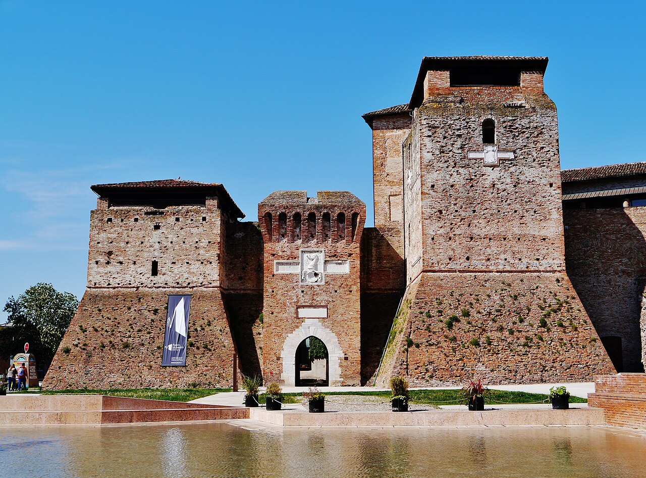 Torri e ingresso in mattoni di Castel Sismondo a Rimini, davanti al velo d’acqua di piazza Malatesta