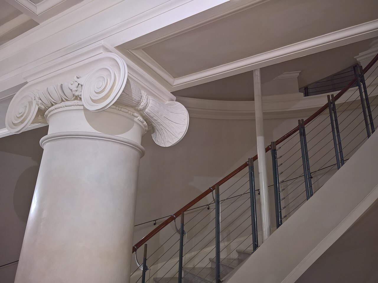 Capitello ionico e parapetto dello scalone nel foyer del Teatro Galli a Rimini