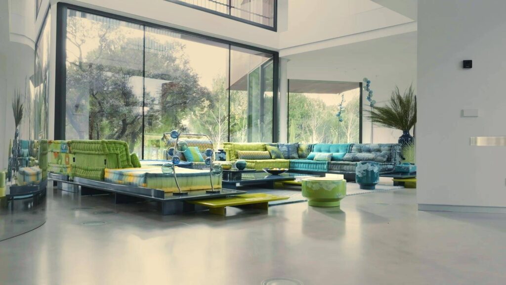Sedute basse modulari Roche Bobois davanti a grandi vetrate