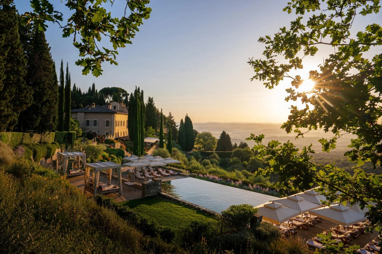 Il borgo di Rosewood Castiglion del Bosco a Montalcino all alba, tra la Val d Orcia e i vigneti