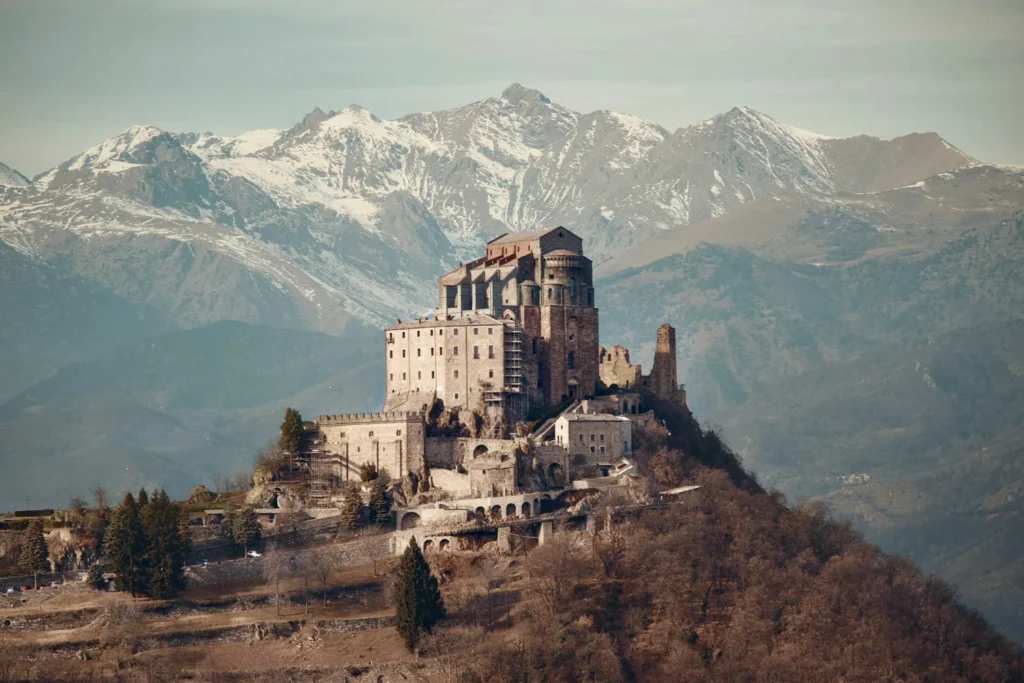 La Sacra di San Michele sulla vetta del Monte Pirchiriano con le Alpi innevate sullo sfondo