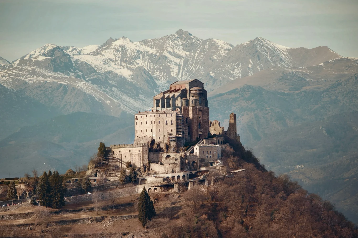 La Sacra di San Michele sulla vetta del Monte Pirchiriano con le Alpi innevate sullo sfondo