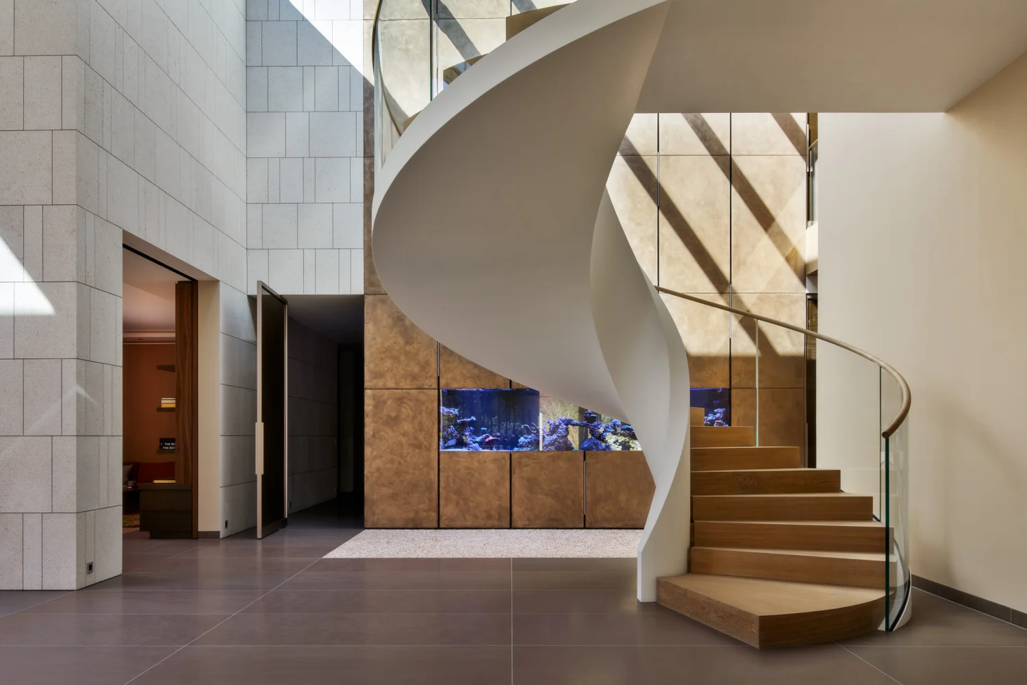 Scala elicoidale scultorea bianca in una residenza contemporanea