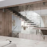 Scala interna moderna sospesa con gradini in legno e parapetto in vetro in un living a doppia altezza