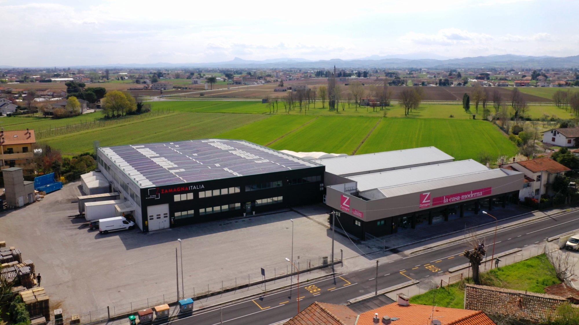 Vista aerea della sede di Zamagna Italia, azienda di arredamento di Cesena