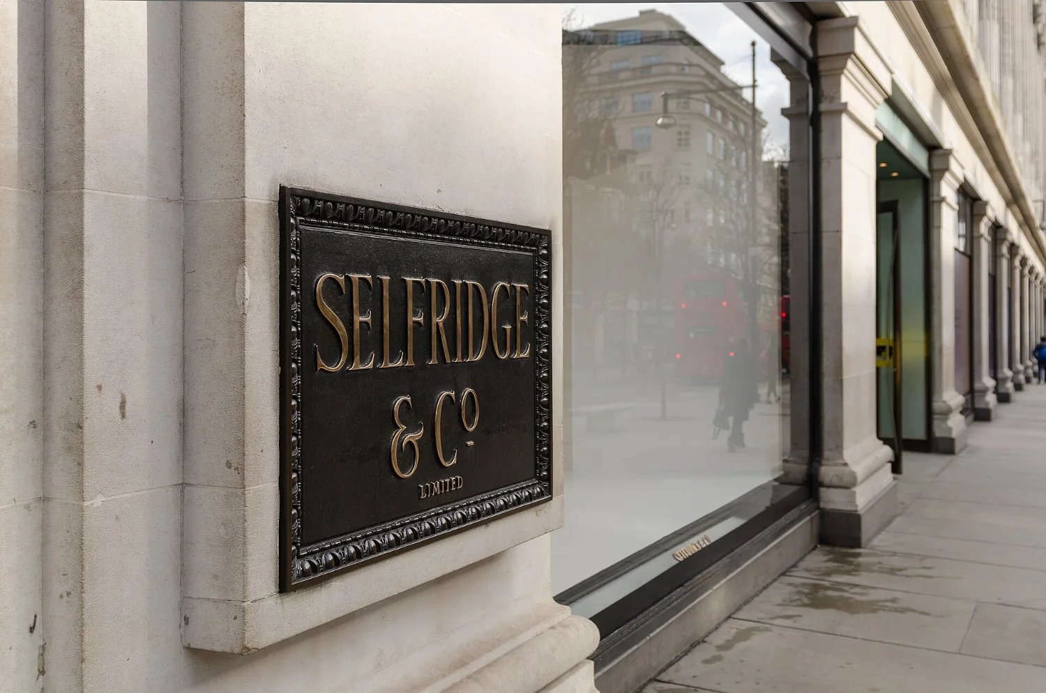 La facciata di Selfridges su Oxford Street con le colonne ioniche e le vetrine