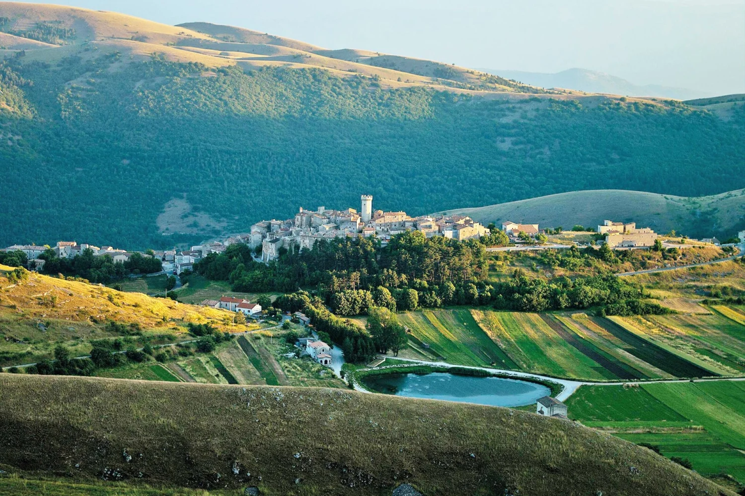 Il borgo di Santo Stefano di Sessanio con la torre e il lago, sede dell albergo diffuso Sextantio