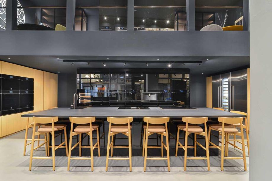 Showroom Bertazzoni con cucina ed elettrodomestici integrati
