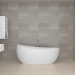 Bagno con vasca freestanding bianca, lavabo e rivestimenti grigi