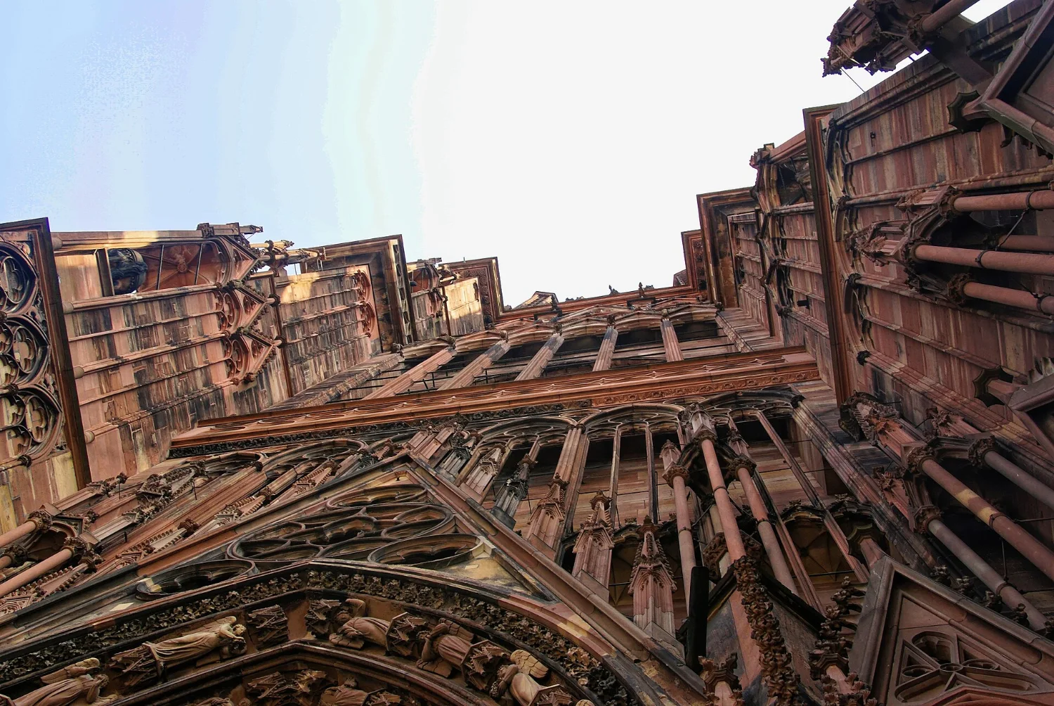 La facciata in arenaria rossa della cattedrale di Notre-Dame di Strasburgo