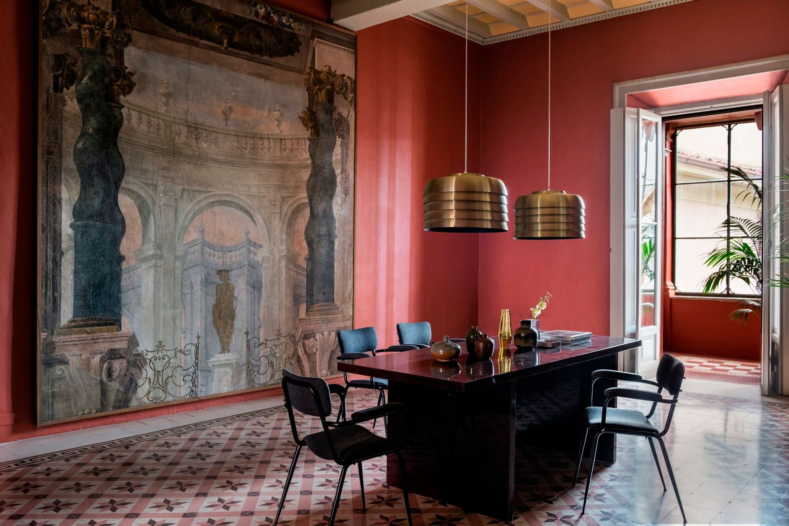 Camera con tonalità borgogna e blu, progetto Banner Day Interiors