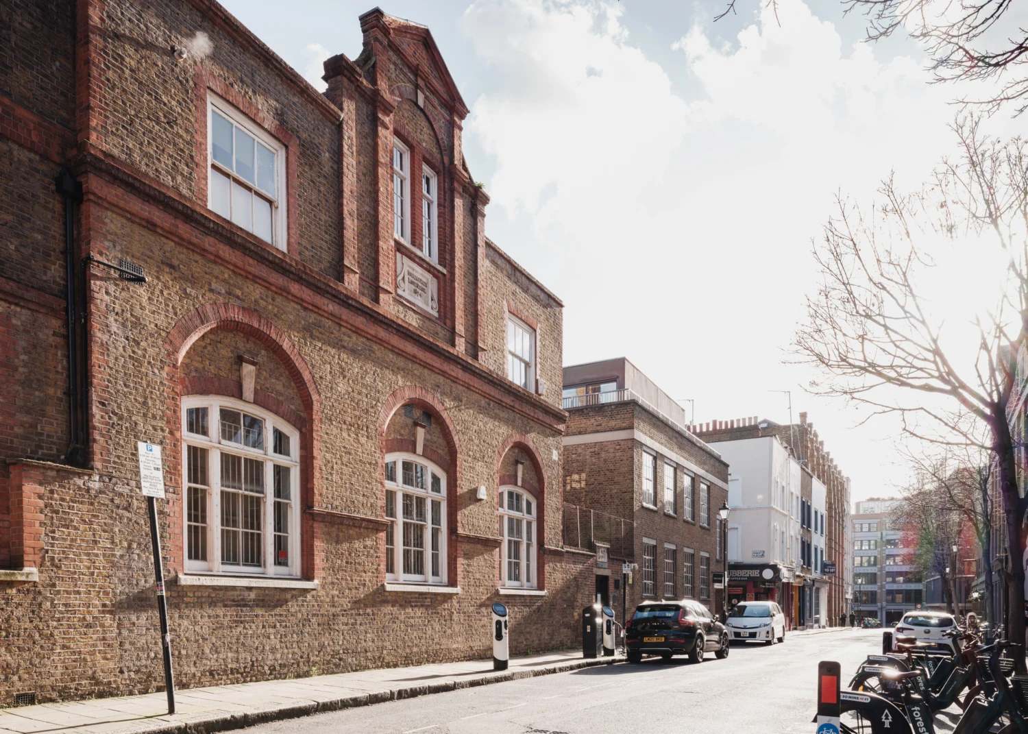 Interno recuperato della Zaha Hadid Foundation a Londra dopo l'intervento di Studio KA
