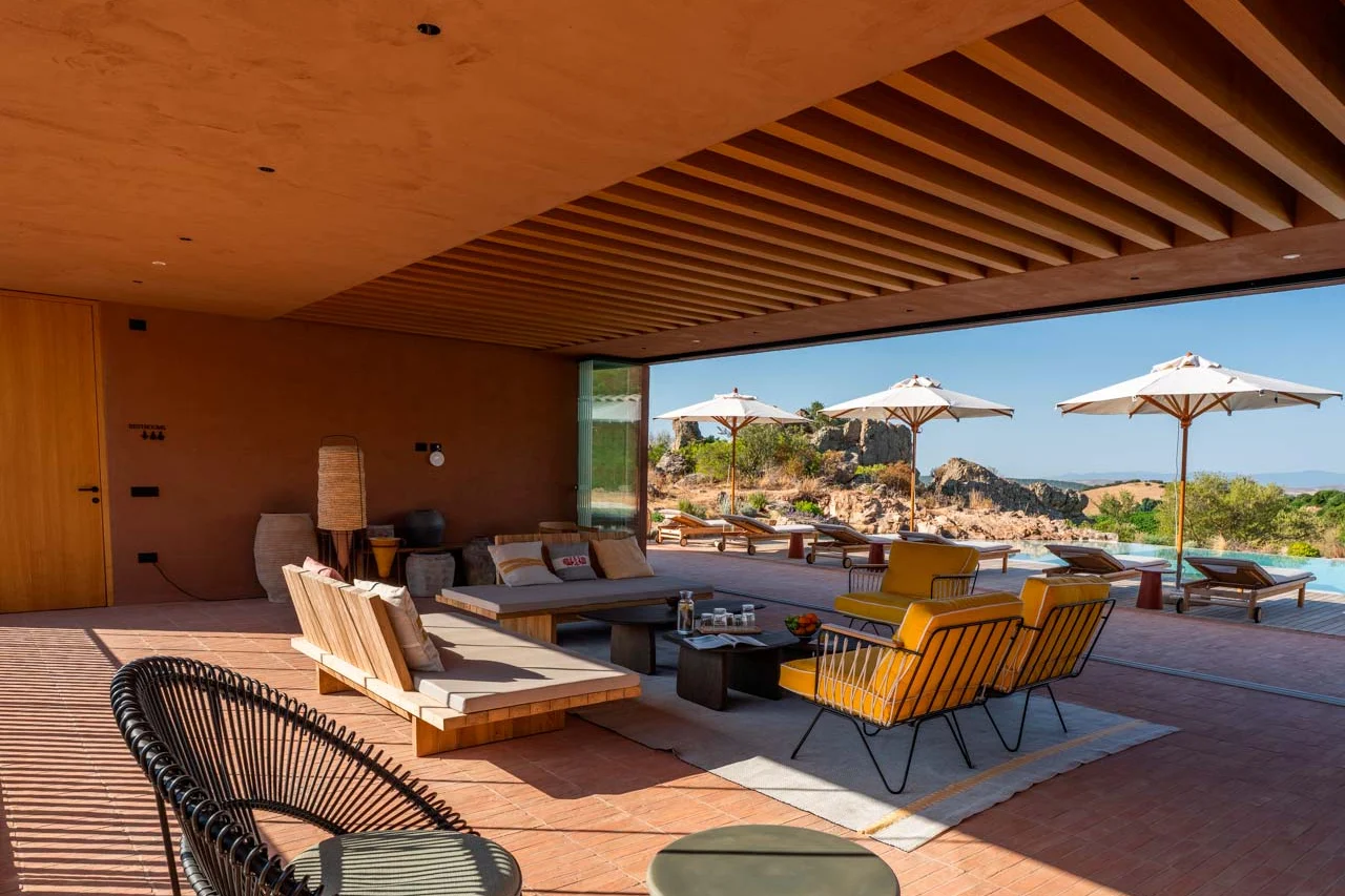 Spazio living sotto la pergola del wine lodge di Tenute Maestrale a Donori, in Sardegna