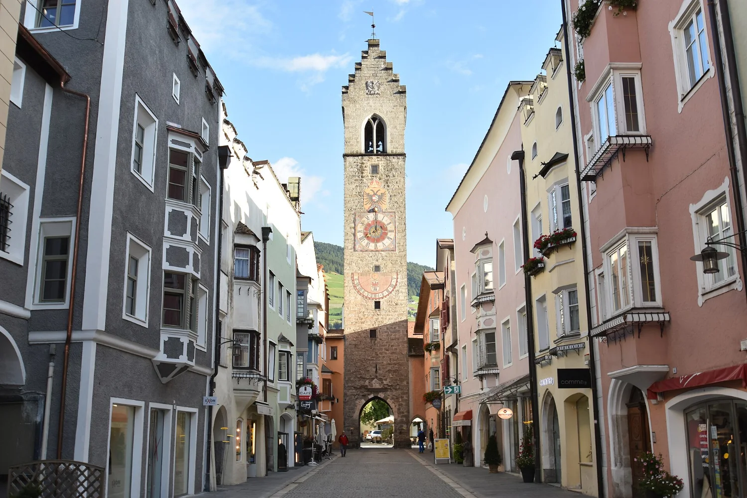La Torre delle Dodici di Vipiteno, torre gotica in granito sopra la porta del centro storico