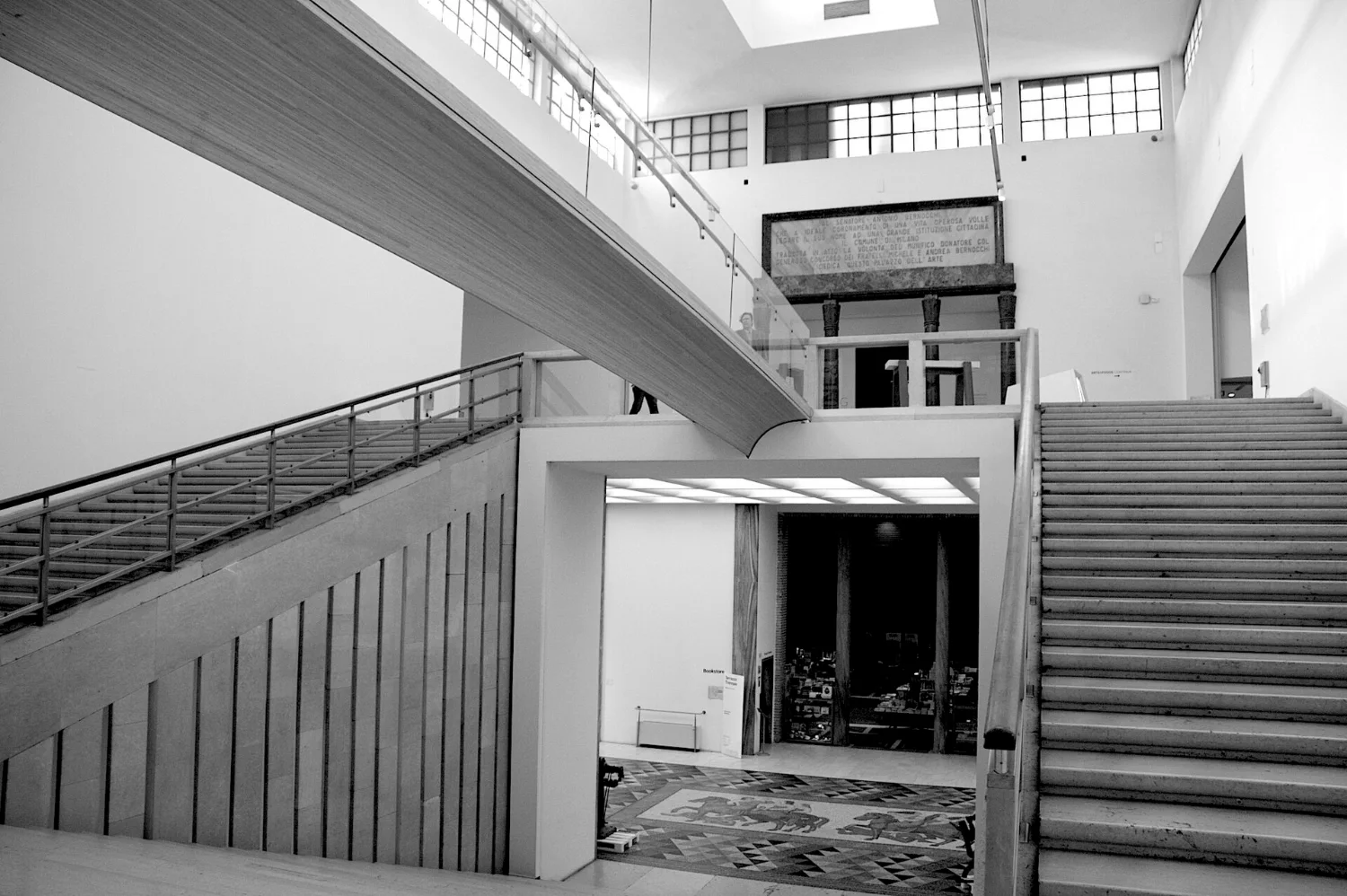 Lo scalone centrale del Palazzo dell'Arte di Giovanni Muzio, sede della Triennale di Milano