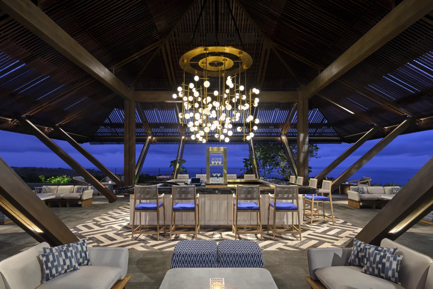 Il bar all'aperto di Umana Bali con la volta in legno e la vista sull'oceano