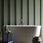 Bagno con pareti Sage Green, vasca bianca e sgabello viola Little Greene