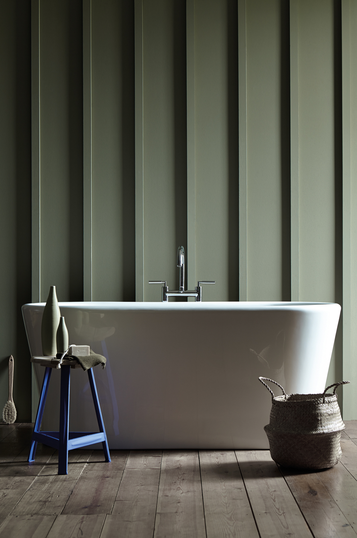 Bagno con pareti Sage Green, vasca bianca e sgabello viola Little Greene