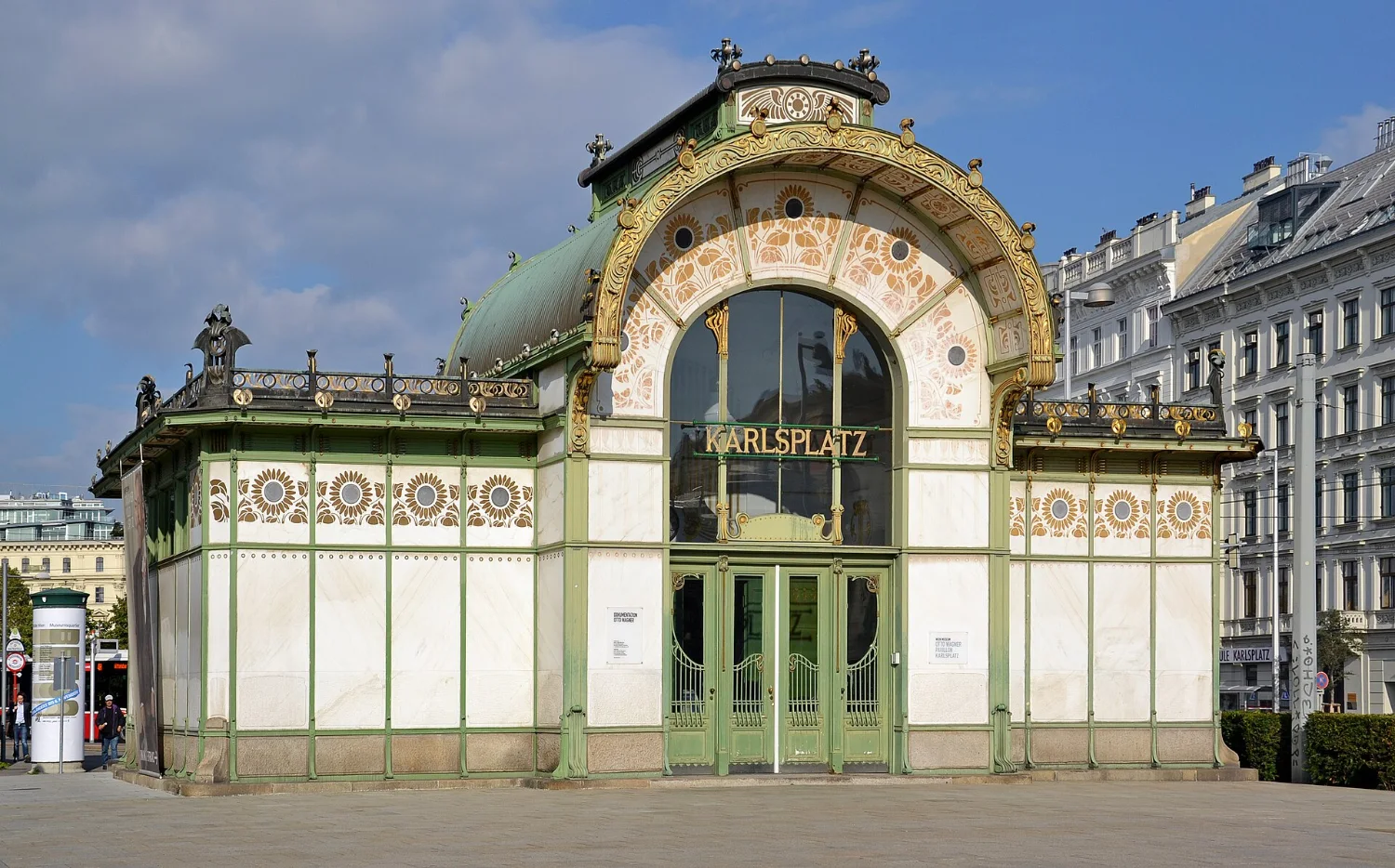 Il padiglione della Stadtbahn di Otto Wagner a Karlsplatz con il fregio di girasoli dorati