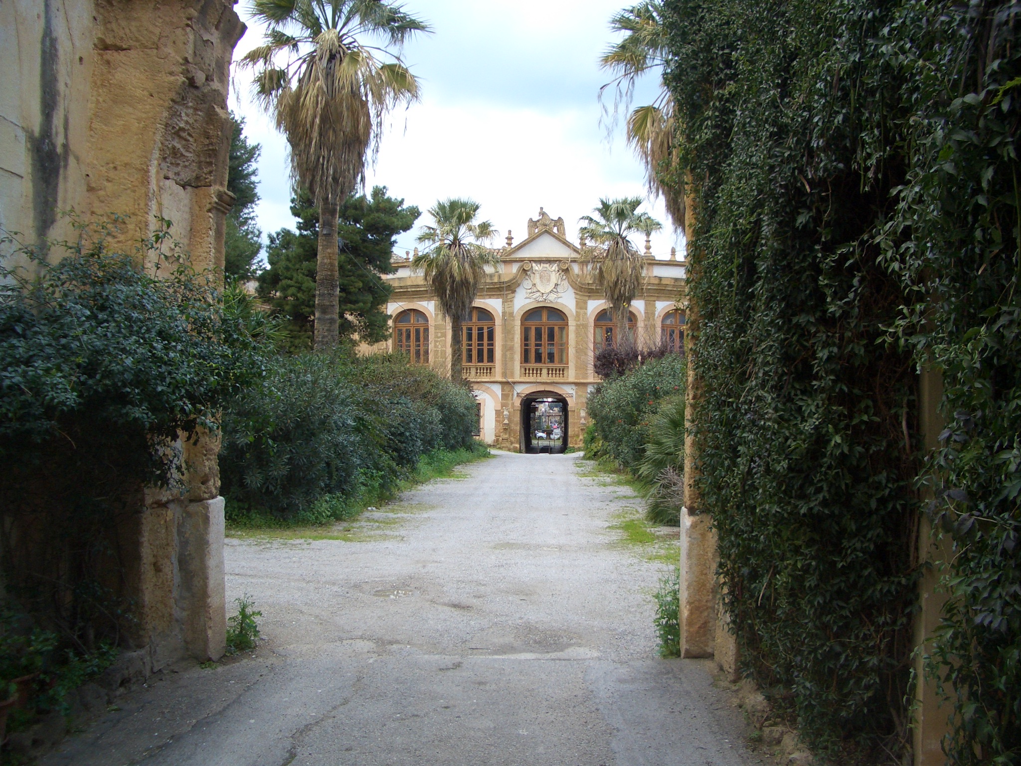 Facciata e cortile della Villa Palagonia di Bagheria