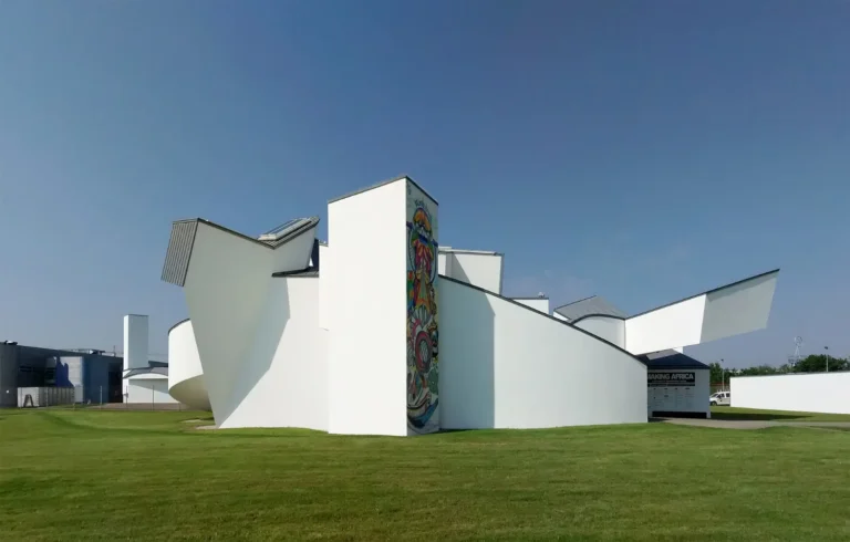 Il Vitra Design Museum di Frank Gehry a Weil am Rhein, volumi bianchi scultorei