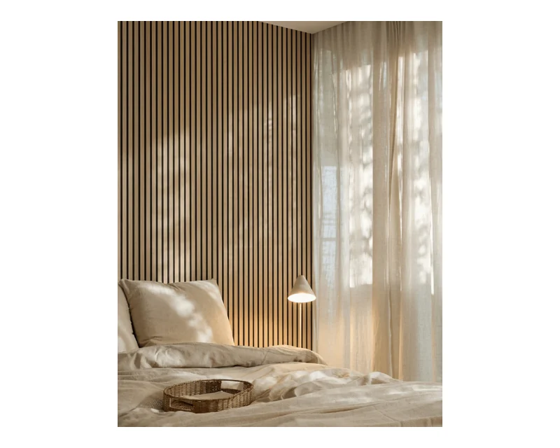 Rivestimento a listelli WoodUpp Akupanel in rovere in una camera da letto