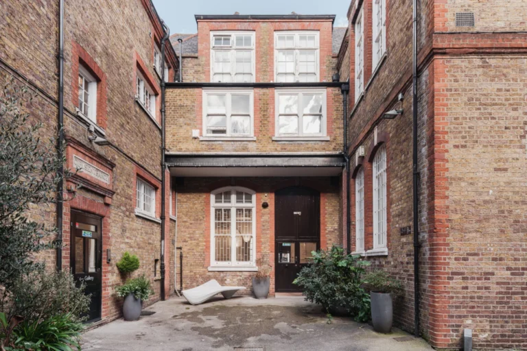 Facciata in mattoni del numero 10 di Bowling Green Lane a Londra, nuova sede della Zaha Hadid Foundation